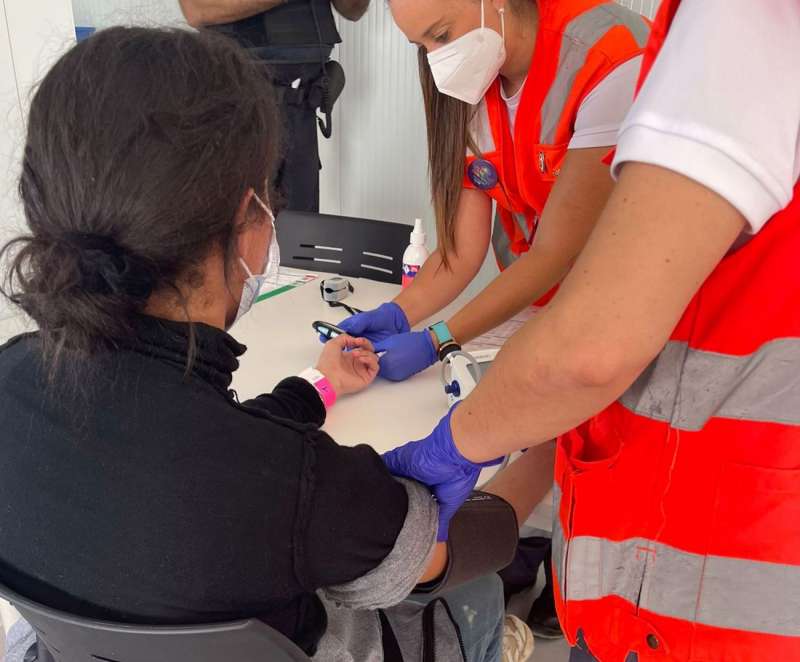 Cruz Roja atendiendo a una migrante / EPDA