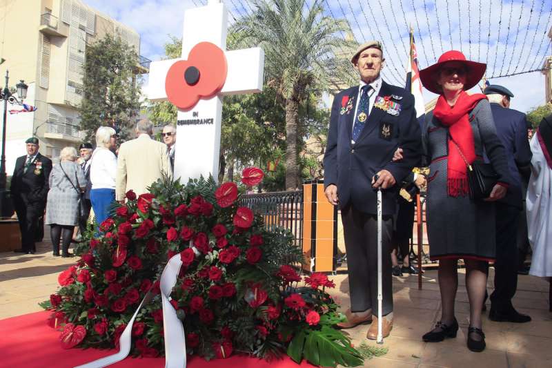 El paracaidista de las Fuerzas Especiales Británicas en la 2ª Guerra Mundial, Joseph Billet de 97 años y su esposa Rose Lyon participan en el homenaje floral durante 