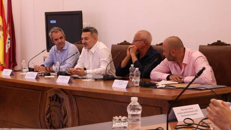 Gonzalo Belenguer, director general de Redit; Jordi Juan,  secretario autonómico de Innovación y Transformación Digital; Vicent Grimalt, alcalde de Dénia. / EPDA