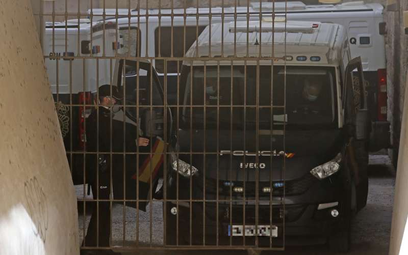 La mujer de 46 años, detenida como presunta autora material de los tres disparos que mataron a una octogenaria británica el pasado miércoles en un chalé de una urbanización del término de Elche, ha pasado este sábado a disposición judicial en los juzgados de Alicante. EFE / Manuel Lorenzo