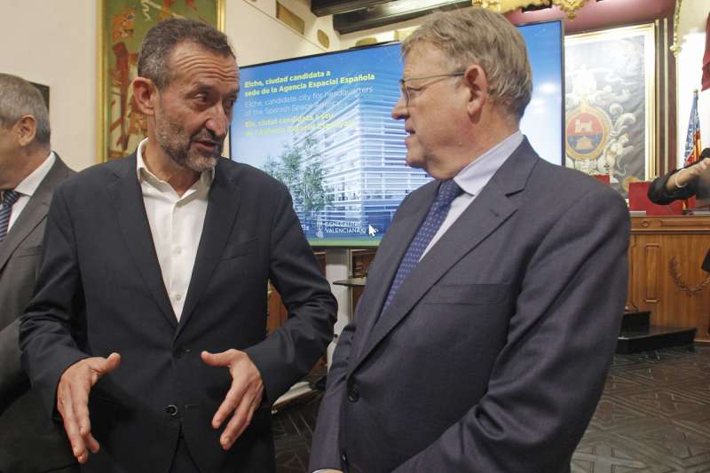 El alcalde de Elche, Carlos GonzÃ¡lez (i), y el president de la Generalitat, Ximo Puig, durante la presentaciÃ³n de la candidatura de la ciudad a ser la sede de la Agencia Espacial EspaÃ±ola. EFE/Morell
