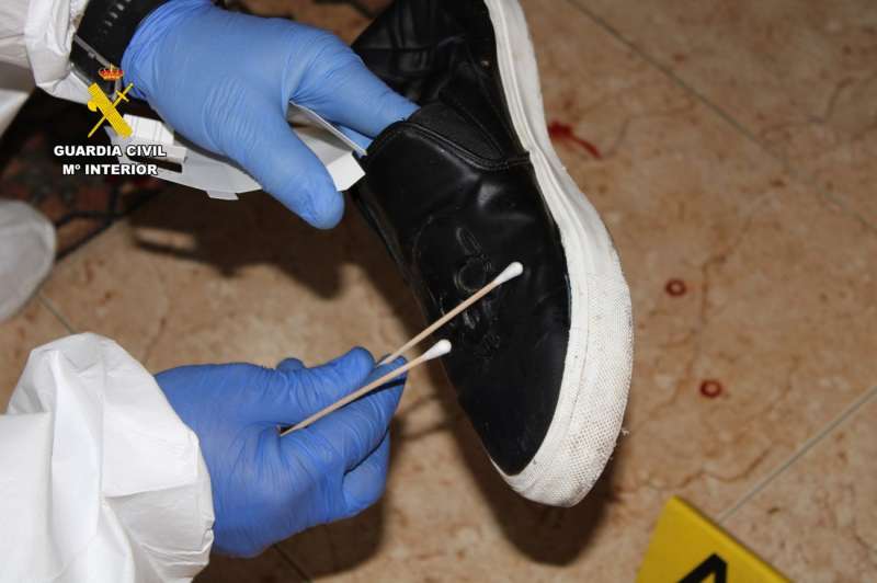 Imagen de la obtencin de pruebas para esclarecer el homicidio. EFEGuardia Civil
