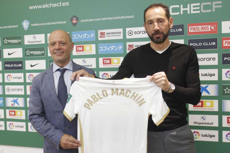 Pablo MachÃ­n (en la imagen, con el presidente del club, JoaquÃ­n Buitrago, izq) ha sido presentado oficialmente como nuevo entrenador del Elche C.F. hasta final de temporada. EFE/Morell
