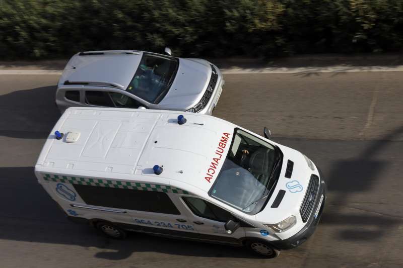 Una ambulancia circula durante un servicio. EFEAna EscobarArchivo
