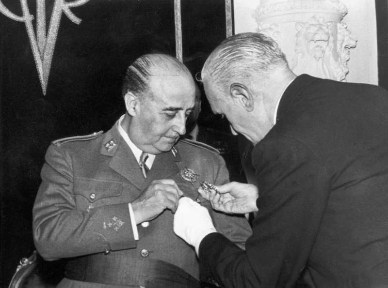 Francisco Franco, recibe la primera medalla de la ciudad, que le impone el Alcalde de Málaga. Archivo/Efe 