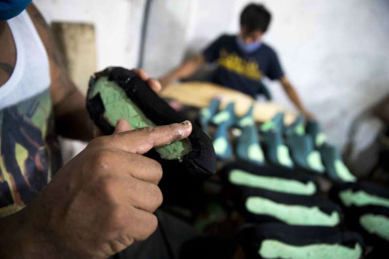 Artesanos del cuero trabajan en la fabricación de zapatos en una imagen de archivo. EFE
