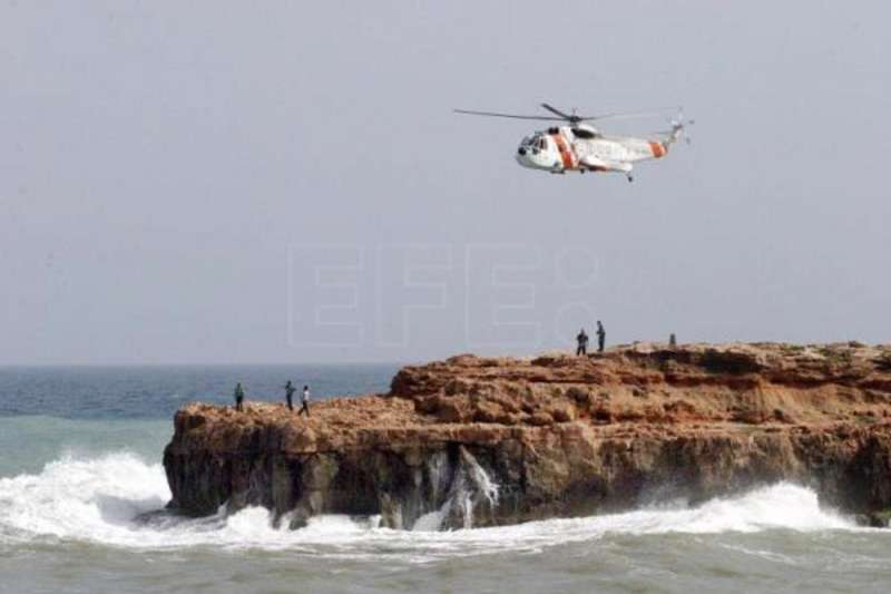 Un helicÃ³ptero de Salvamento MarÃ­timo sobrevuela una zona de calas de fuerte oleaje. /EFE /MORELL