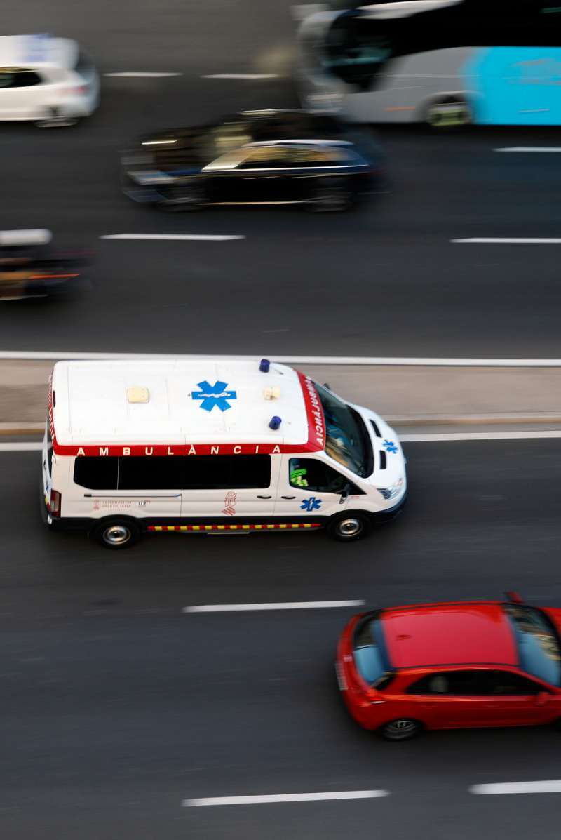 Una ambulancia se dirige a un servicio. /EFE
