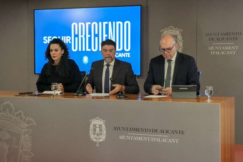 El alcalde de la Alicante, Luis Barcala (c), durante la rueda de prensa sobre las viviendas VPP de la playa de San Juan de Alicante. EFEMorell
