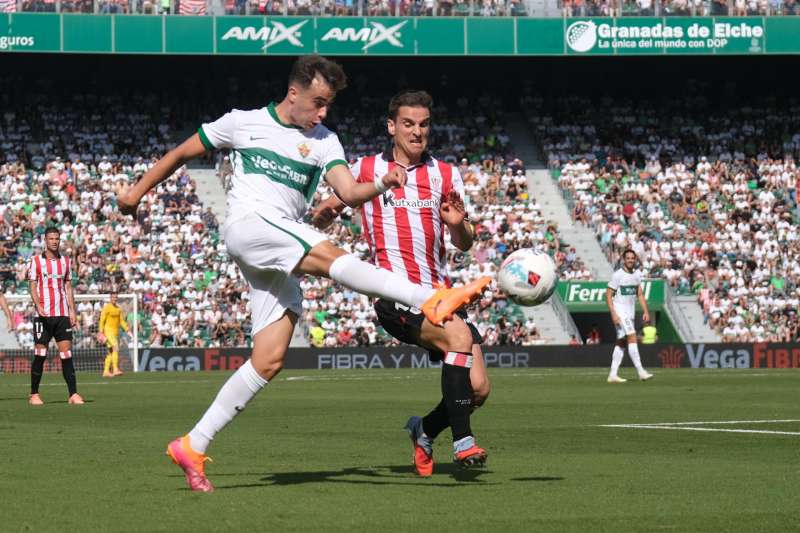El centrocampista del Elche A. Febas (i) ante Galarreta durante el partido correspondiente a la jornada 9 de LaLiga entre el Elche y el Athletic, este domingo, en el estadio Manuel Martnez Valero de Elche. EFE Pablo Miranzo