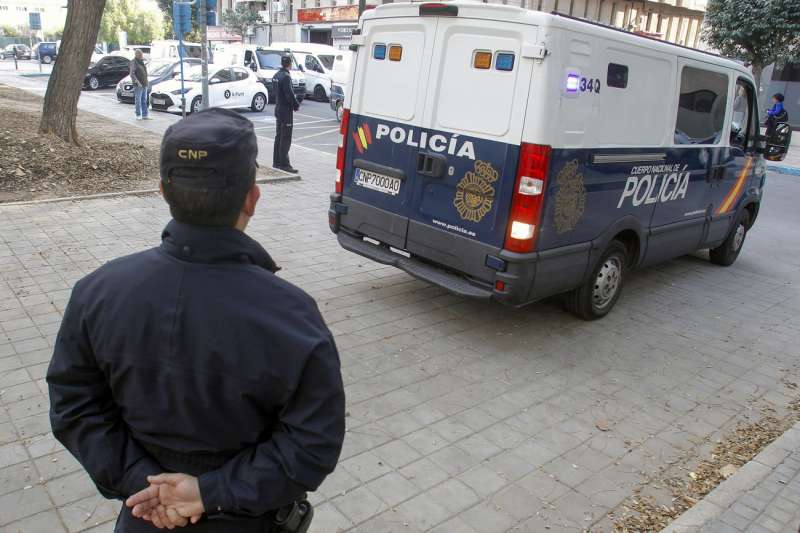 Dos agentes de la Polica Nacional vigilan el traslado de detenidos. EFEMorellArchivo
