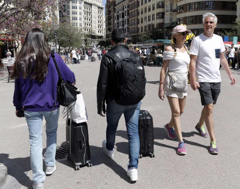 Imagen de archivo de varios turistas en el centro de Valencia. /EFE /Juan Carlos CÃ¡rdenas