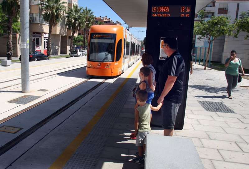 Una familia observa la llegada a la parada de San Vicente del Raspeig de un convoy del TRAM de Alicante en una imagen de archivo. /EFE /MORELL