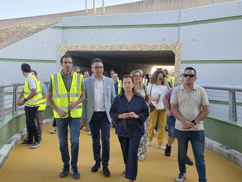 Autoritats inauguren la passarel·la. / Foto: Diputació de València