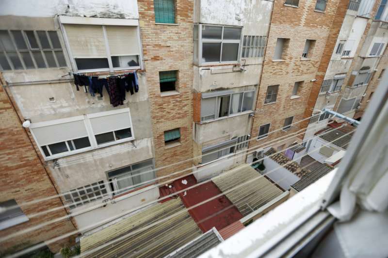 Patio interior del edificio por donde el hombre, de 28 aÃ±os, se intentÃ³ suicidar tras presuntamente degollar a su pareja en Alcoy, Alicante. EFE/ Manuel Lorenzo
