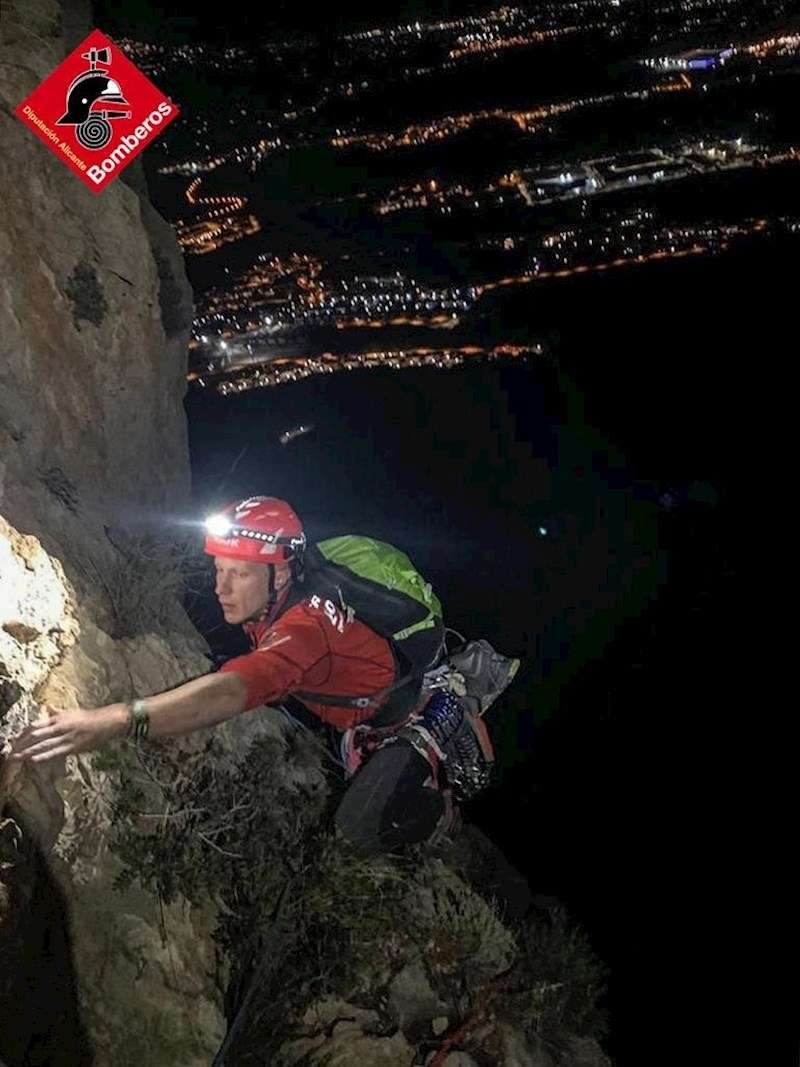 Imagen del rescate de los escaladores facilitada por el consorcio provincial de bomberos de Alicante. EFE