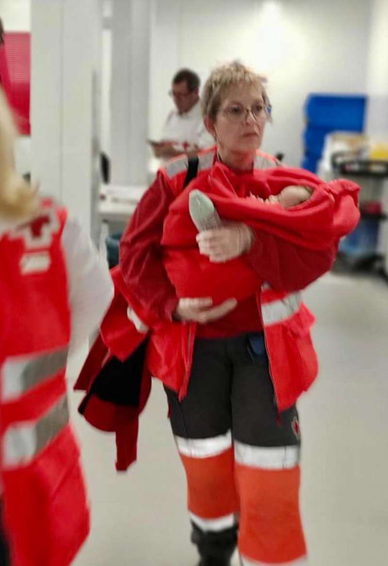 Imagen cedida por Cruz Roja de la bebé lactante que ha sido rescatada tras llegar en patera a Elche (Alicante). EFE
