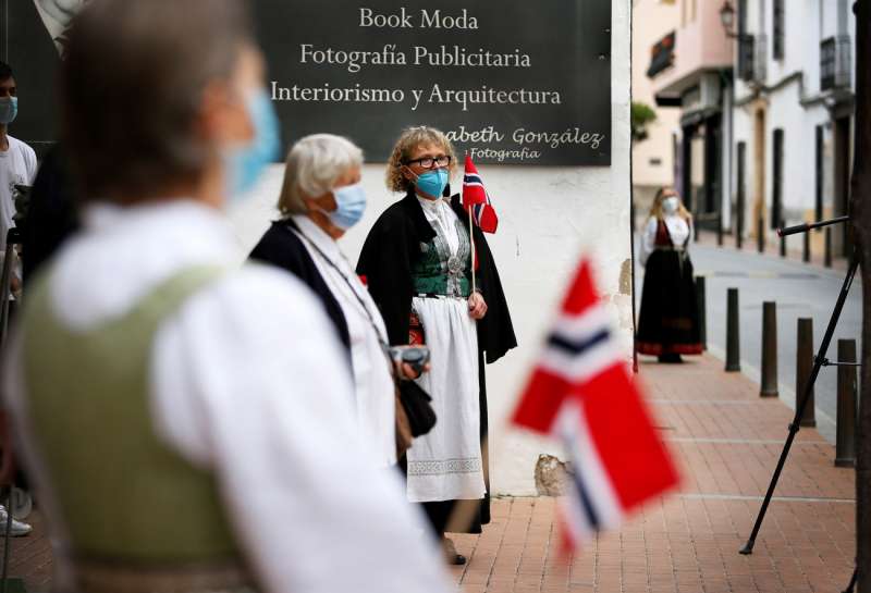 Residentes noruegos en la localidad alicantina de Alfaz del Pi acude al acto de izado de bandera celebrado en el ayuntamiento de Alfaz por el dÃ­a nacional de Noruega. /EFE
