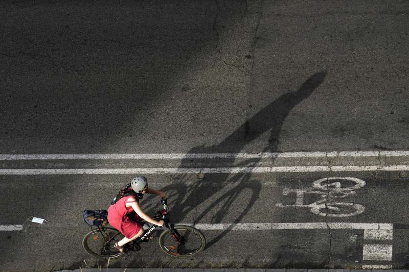 Imagen de archivo de una persona en bicicleta. EFE/