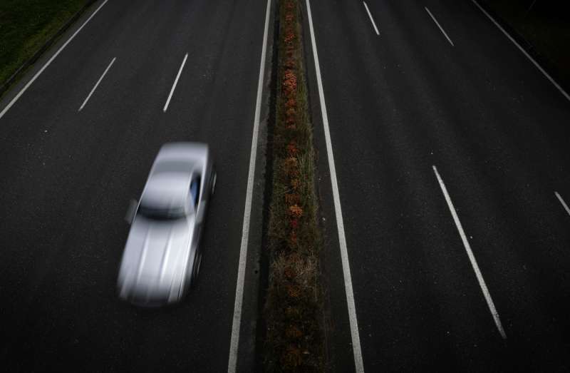 Imagen de archivo de un coche circula por una carretera. /EFE /Cabalar