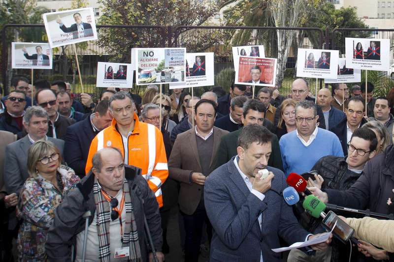 Protesta del personal del CICU de la provincia de Alicante por su centralizaciÃ³n, en una concentraciÃ³n a la que tambiÃ©n ha acudido el presidente del PPCV, Carlos MazÃ³n. EFE/Pep Morell
