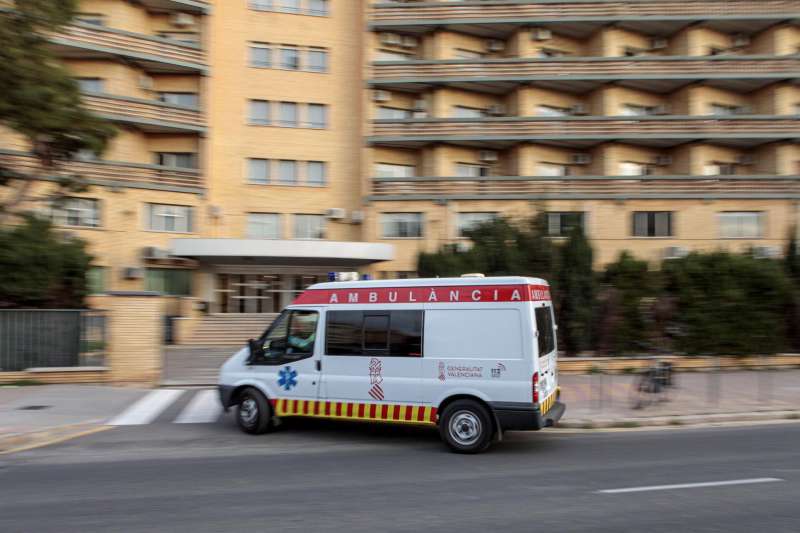 Imagen de archivo de una ambulancia llegando a un hospital de la Comunitat Valenciana. EFEBiel Alio

