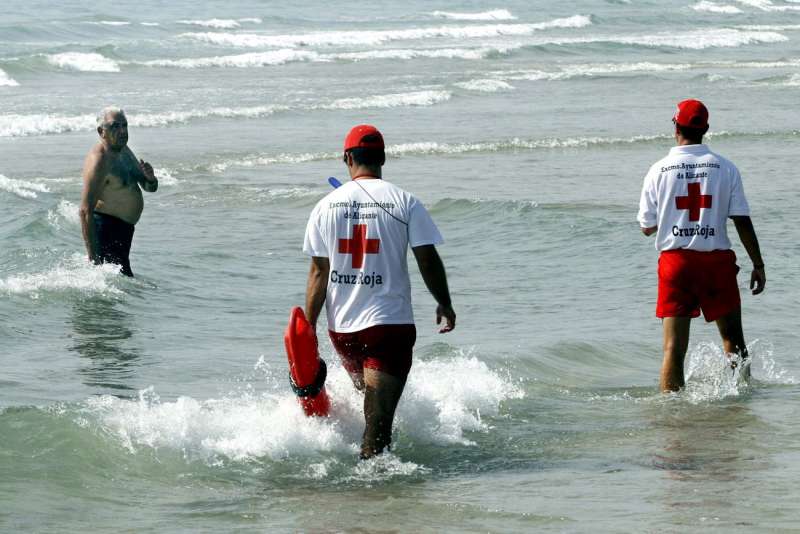 Dos socorristas de la Cruz Roja en la playa de San Juan, en Alicante. EFEMORELL
