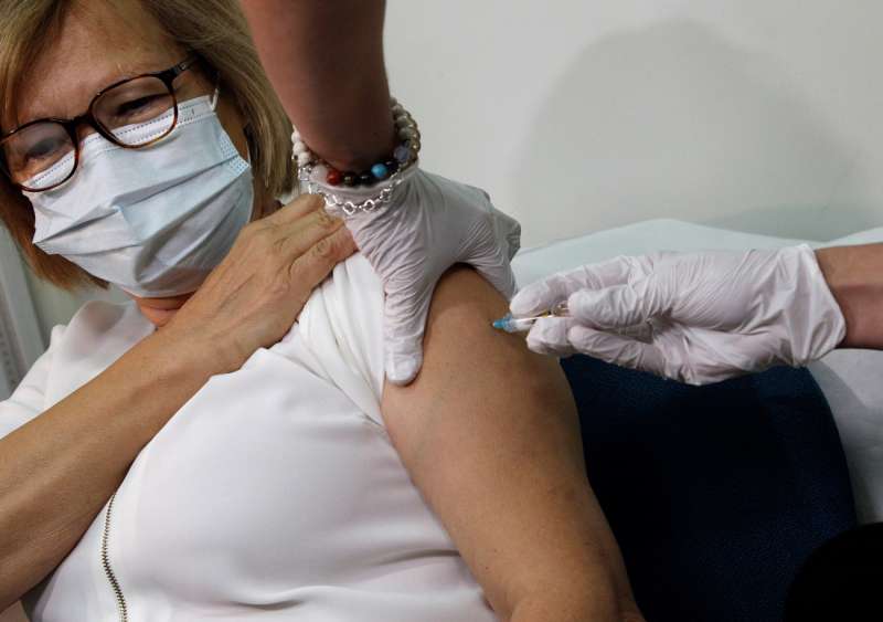 Una enfermera administra una vacuna. EFE/Morell/Archivo
