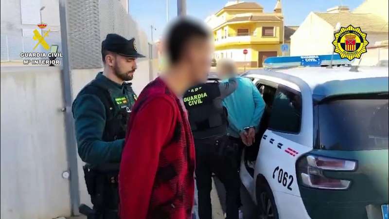 Imagen cedida por la Guardia Civil de las detenciones por el robo en vehículos en Almoradí. EFE/Guardia Civil