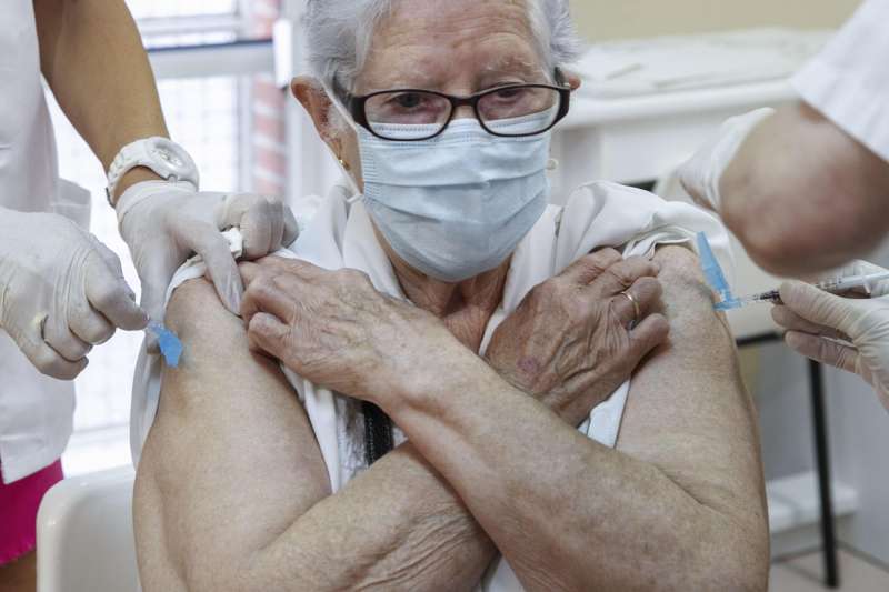 Una mujer se vacuna contra la covid-19 y la gripe en un centro de salud. /EFE
