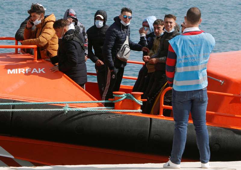 Un grupo de inmigrantes rescatados cuando navegaban en una patera frente a la costa de Alicante. EFE/ Morell/Archivo
